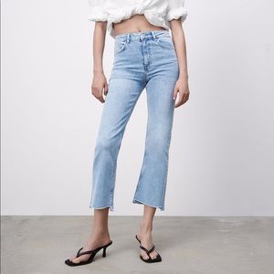 COPY - Z1975 ZARA HIGH RISE MINI FLARE JEANS
LIGHT BLUE - Size 4